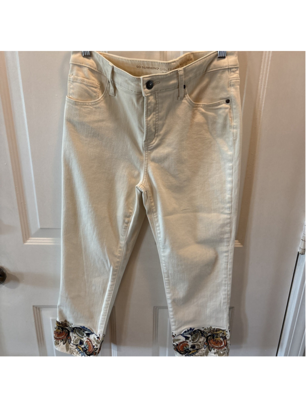 Chico’s Slimming Girlfriend Slim Leg Crop Cream 0(4) Detailed Bottom Jeans